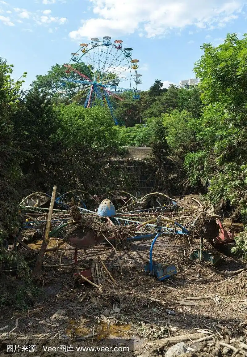 洪水过后废弃的游乐园
