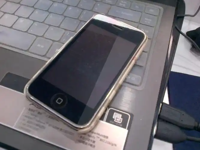 特价处理自用一个苹果2代8g 黑色一个诺基亚n9行货接受换机