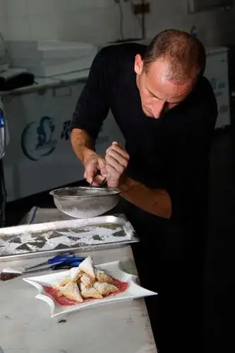 英国厨师正制作点心