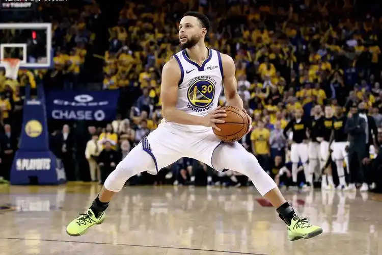 库里投篮被摄像机帽了 下一秒复仇摄像机