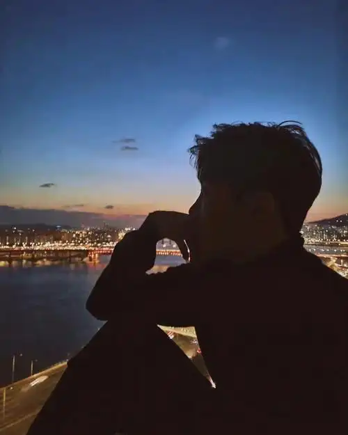 220226郑号锡更新ins三条氛围拿捏厚比