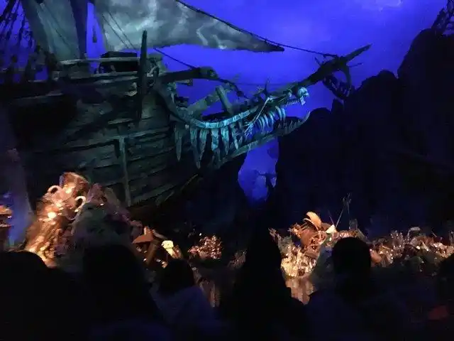 加勒比海盗,坐着一艘船体验了一把海盗的历程,没有介绍中的恐怖,一路