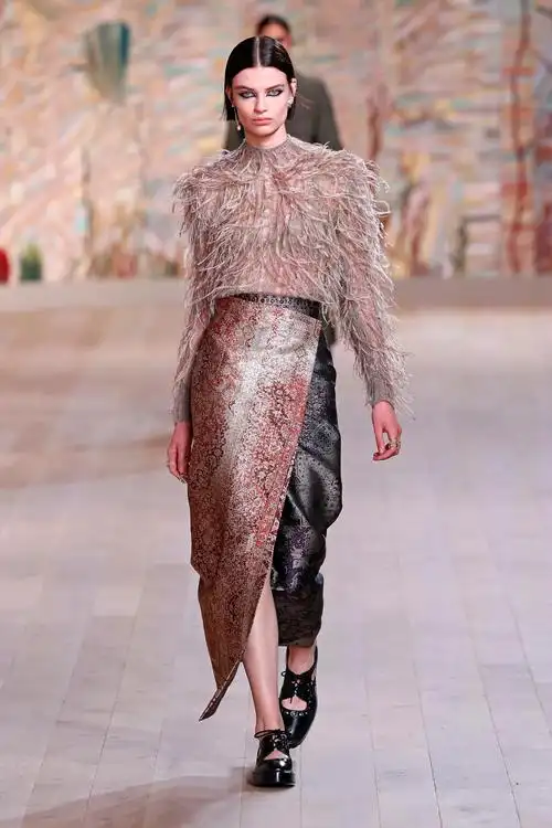 7月5日,模特在法国巴黎高级定制时装周上展示迪奥品牌2021/2022秋冬