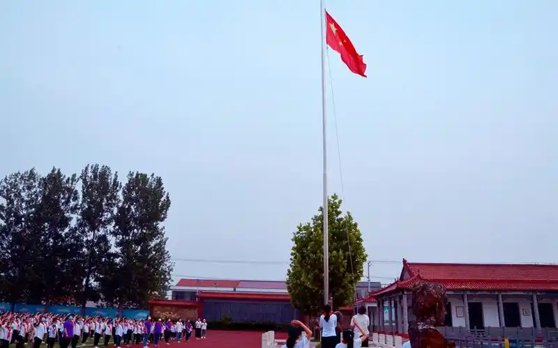 城头小学开展"迎接少代会,争做好队员"一年级新队员入队仪式