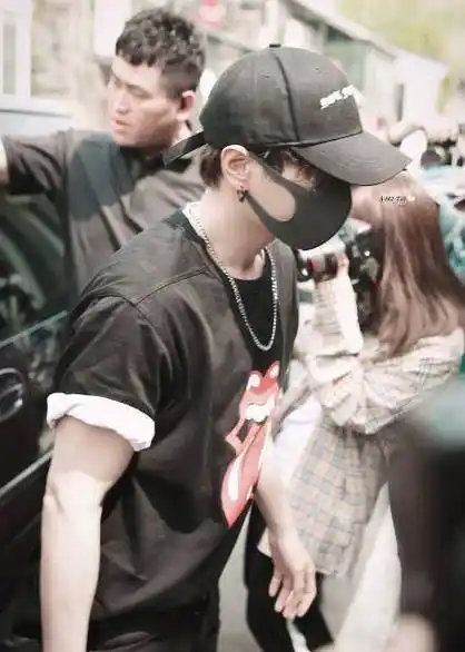 原创unine李汶翰出任队长后不见真容见肌肉