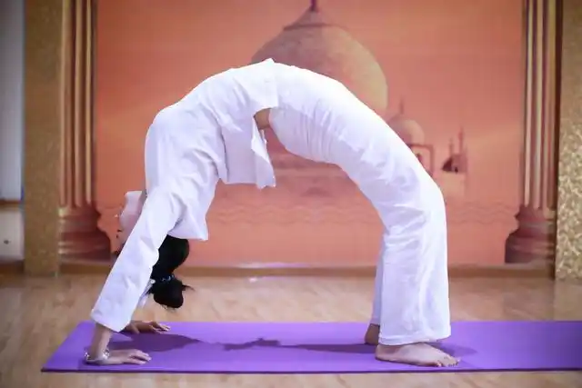 白衣女子用身体诠释瑜伽真谛,以达至身心的合一