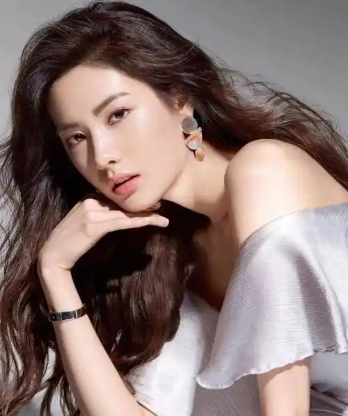 全球第一美女林珍娜,气质好 小露香肩,本年度最美面孔100人之一