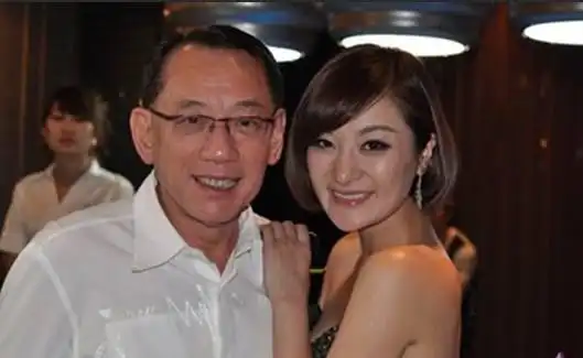 从欠钱3亿到身价百亿,他用3年还清欠款,向华强要低头叫他大哥