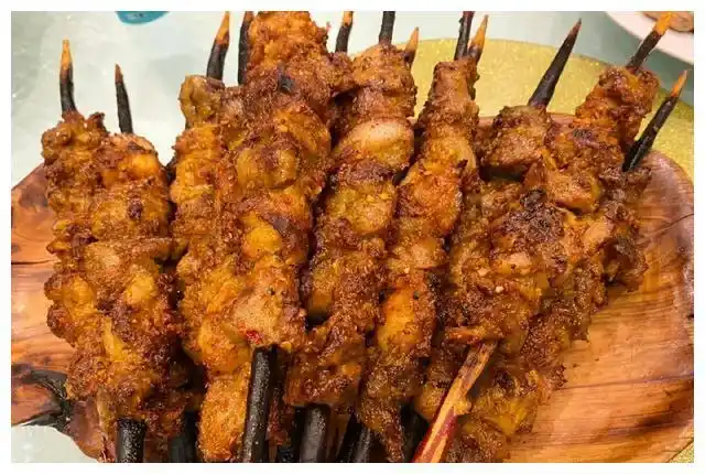 新疆红柳烤肉,这样大块吃肉真过瘾__财经头条