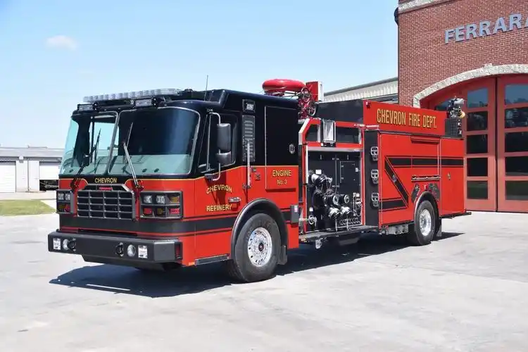 大流量就是王道石油化工火灾主力选手解析美式工业消防车