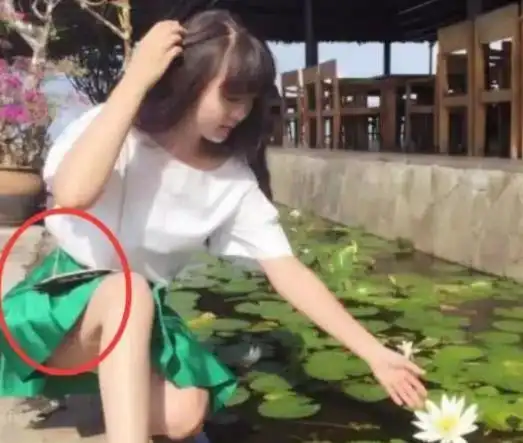 妹子,你穿着裙子呢,公共场合注意点形象吧,你手机快掉了,尴尬