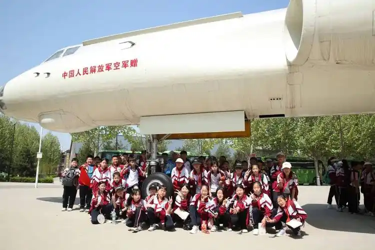 国防教育课堂"在路上" 点燃少年强国梦_军事_旗语_海军