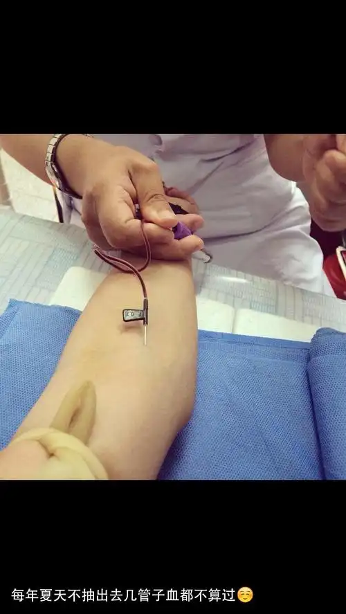 【楼歪了】抽血的时候都能拍张照片发朋友圈你们见过没!