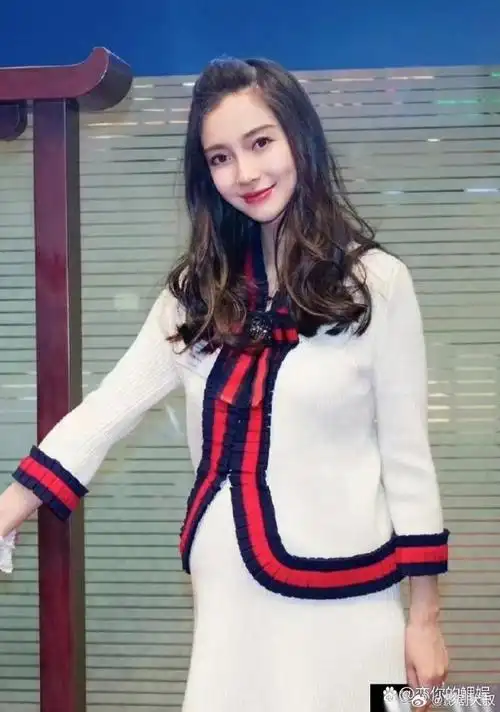 杨颖怀孕时好漂亮啊,脸上时刻散发着母性的温柔!