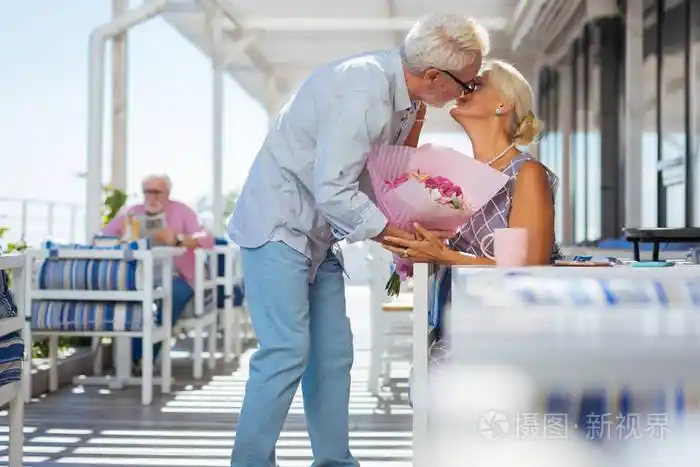 积极的老人给他的妻子一个吻