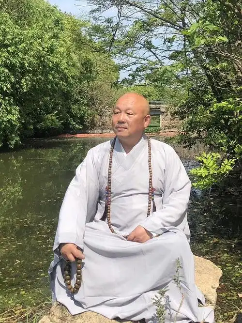 1998年礼常州慈亭长老出家,2000年依九华山仁德大和尚受具足戒