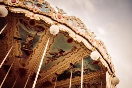 在游乐园里的旋转木马图片