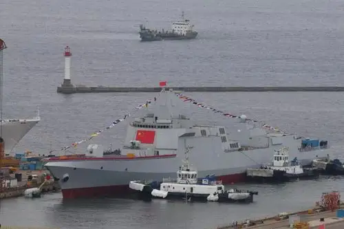 第二艘055下水,驶出船坞