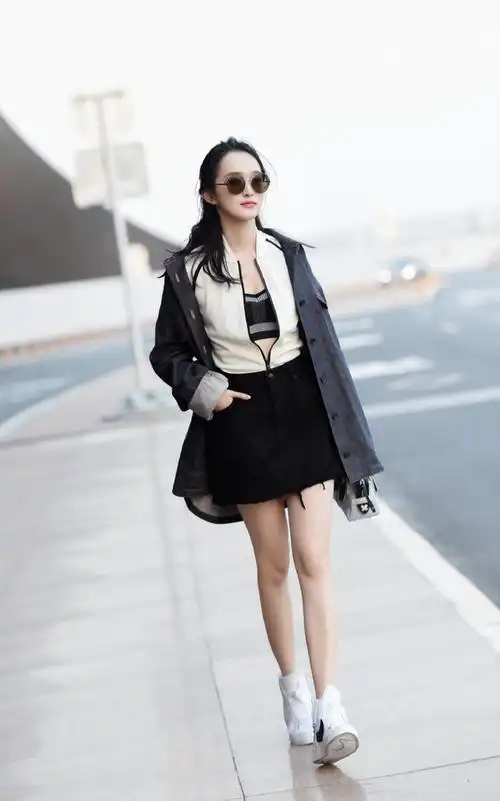 1/ 12 何泓姗,1987年4月10日出生于重庆市,中国内地影视女演员,摄影师