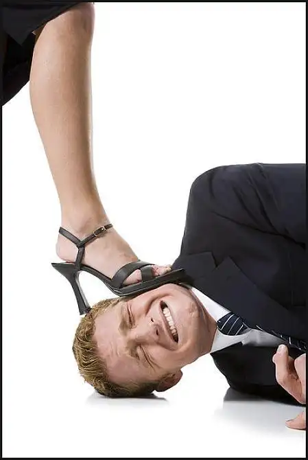 女人_踩踏_男人_头部_高清图片_全景视觉