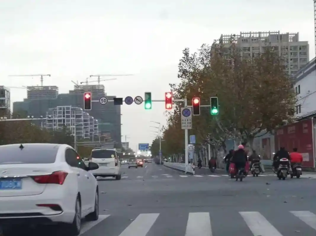 红绿灯重大变化!走错扣6分!泰州已有路口试行