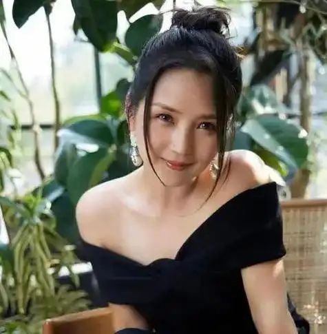 释小龙妻子露面太吸睛!身材丰满,大长腿抢镜,五官颜值不输何洁