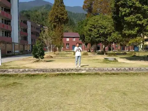 司前中学开展"向国旗敬礼,喜迎70华诞"