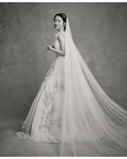原创39岁韩流鼻祖李贞贤嫁给小三岁的整容医生,公开唯美婚纱照