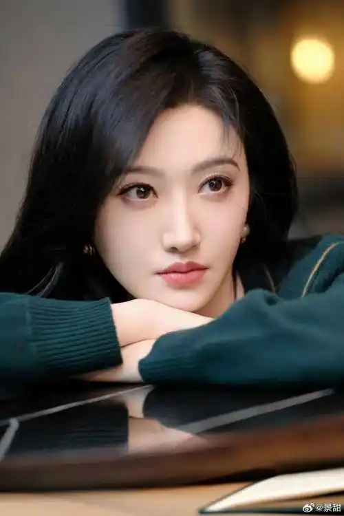 而从现代审美来看,景甜的脸型是当下流行的心形脸,漫画中的角色通常都