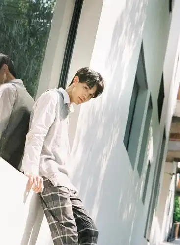 男生拍照姿势大集合,这8个姿势,满足你对帅气自然的要求