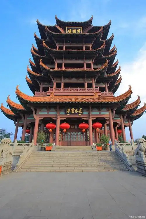 黄鹤楼是武汉市的一座历史名胜,也是中国古代四大名楼之一,与岳阳楼