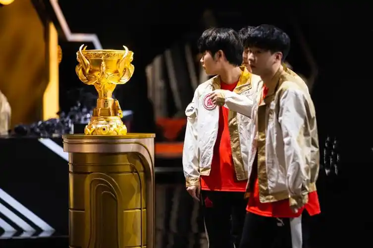 初晨回眸奖杯令人动容,有能力做ag超玩会夺冠拼图,奈何时运不济