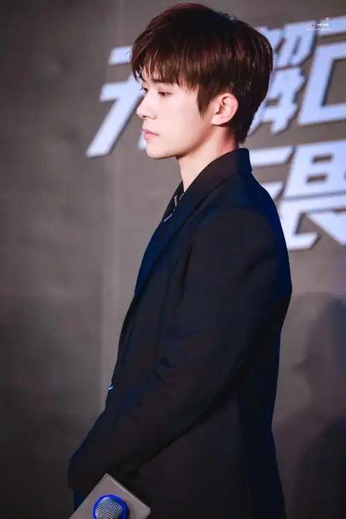 组图:易烊千玺穿黑色西装 简约又不失时尚利落干练帅气满分