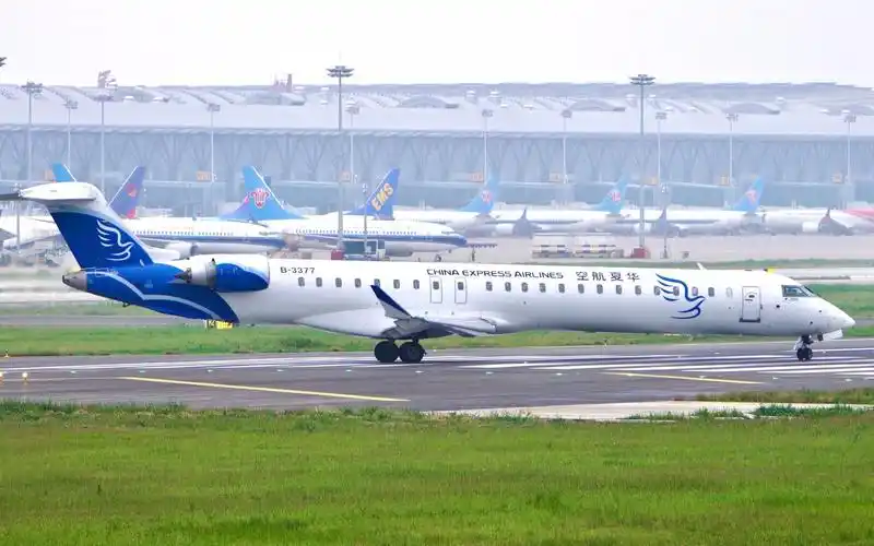 「4k」华夏航空的修长小飞机--庞巴迪crj-900lr客机从新郑机场起飞