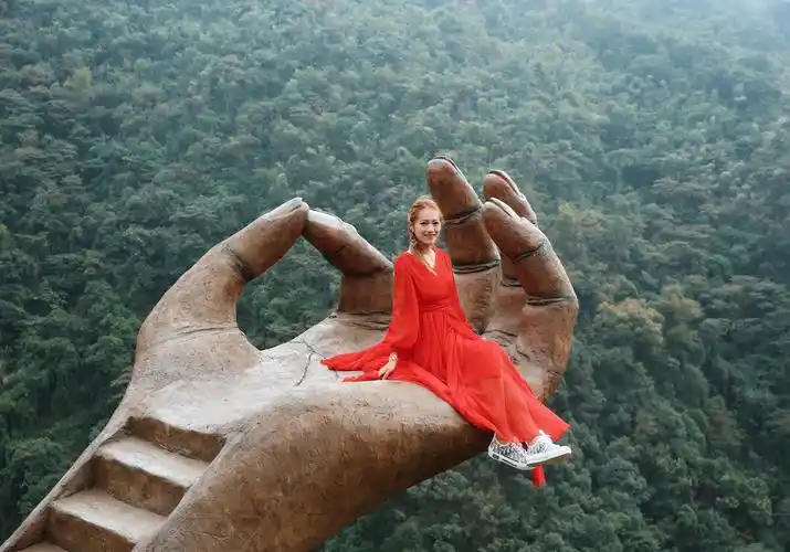 古龙峡广东清远古龙峡佛手中的女孩|广东清远古龙峡摄影师叶梓关注