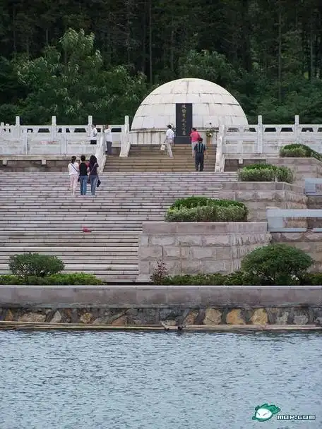 p>陈独秀墓, a target="_blank" href="/item/墓碑/7408742" data