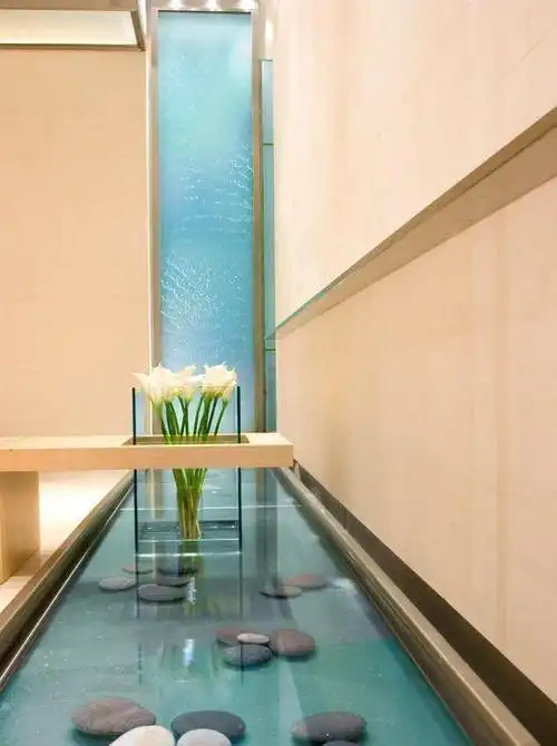 庭院里挖鱼池,楼梯下挂瀑布,你家和豪宅之间就差一个室内水景!