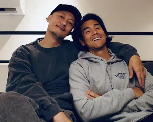 余文乐彭于晏合照十八年对比,关系令人羡慕,彭于晏吃了保鲜剂吧