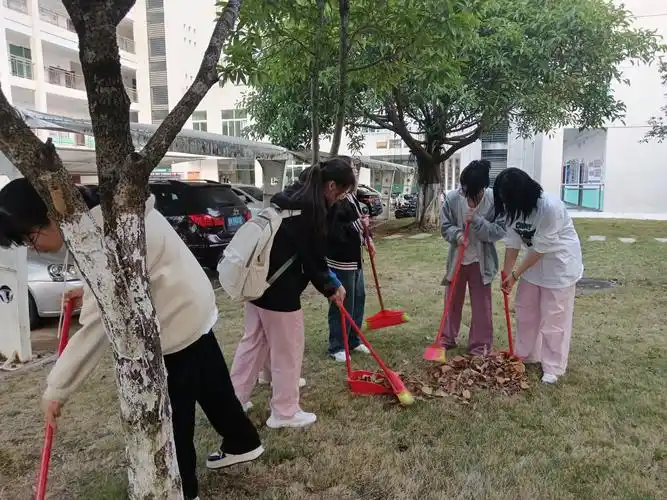 图文外国语学院组织第六批学生开展劳动教育活动