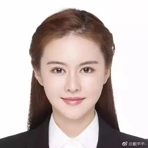 云千千素颜证件照晒出带你解锁反差萌的新姿势