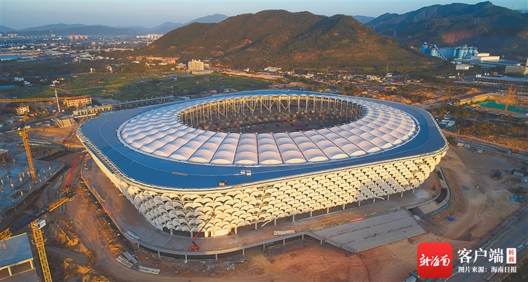 三亚国际体育产业园体育场项目屋面系统完工