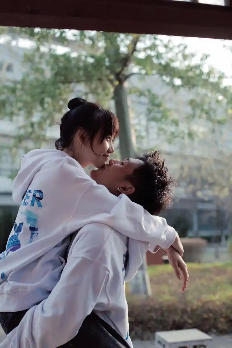 与君相恋一万次.#图文伙伴计划 #情侣写真 #情侣拍照姿势  - 抖音