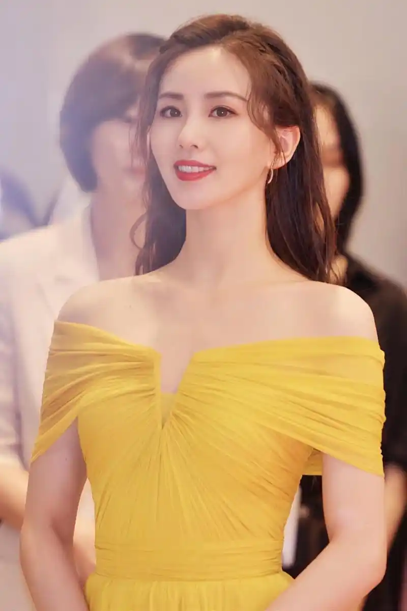 羡慕张小斐的直角肩学会她这3个裙装技巧你也可以有