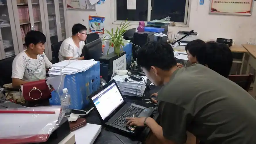 虎岗乡扶贫办的同志在深夜加班