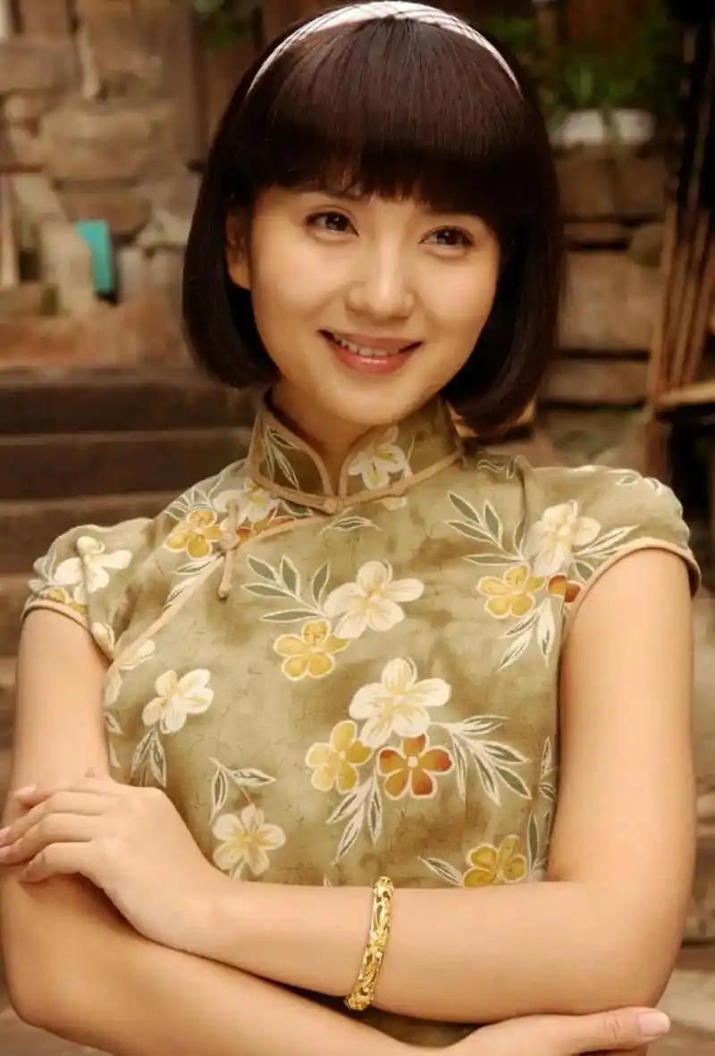 陈好真挺适合穿旗袍的,长着一张古色古香的脸,杏仁眼细弯眉很有年代感