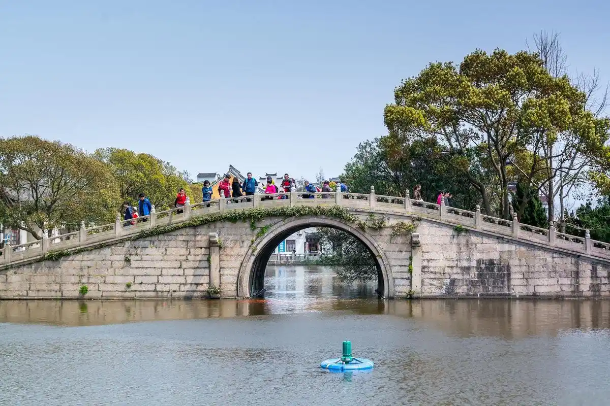 断桥:杭州的标志性景点和文化代表 位于杭州西湖区的断桥,不仅是一座