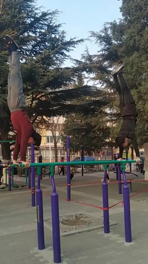 双人双杠倒立接水平支撑!还算有默契吧.