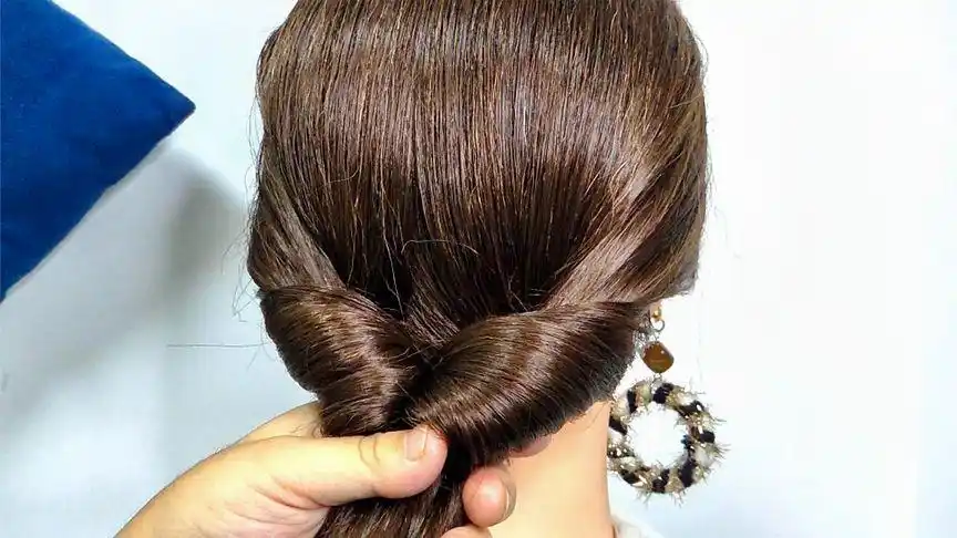 40到50岁妈妈们最喜欢的盘发,看几眼就会,方法很简单特显气质