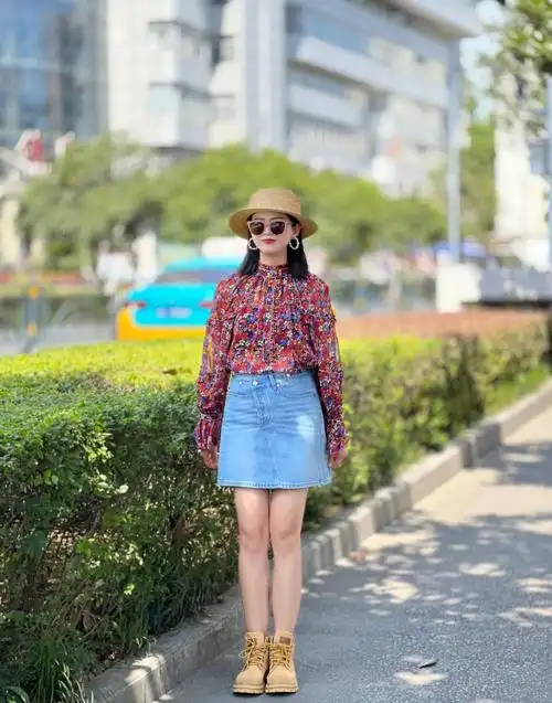 喜欢穿印花 碎花的姐妹看过来雪纺的材质 好打理搭配牛仔或者黑色下装