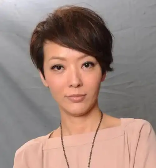 入行多年,她早期饰演的大多是配角,比如《法证先锋》里的知性女法医莫